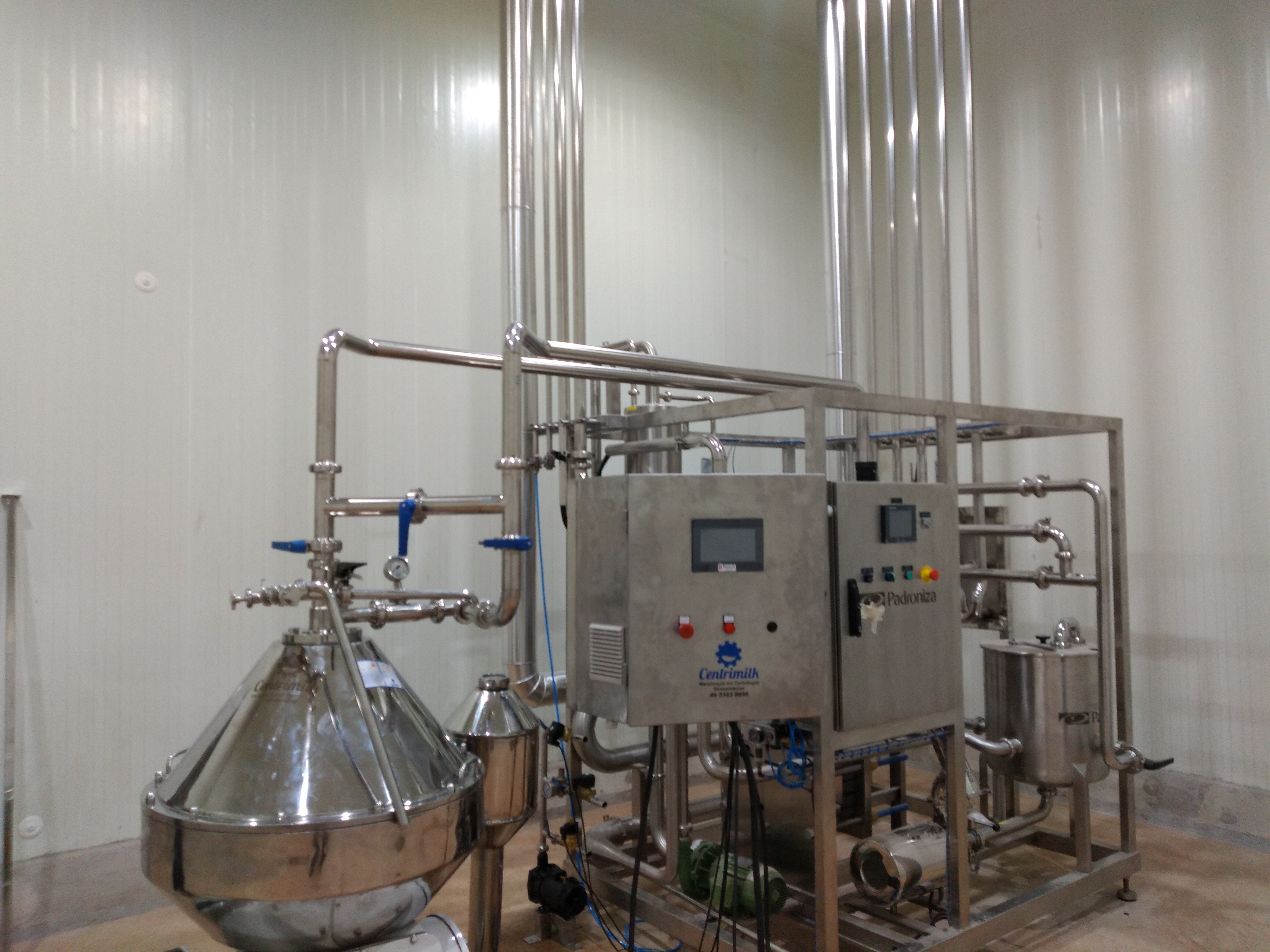 Instalação de centrifuga e pasteurizador a placas