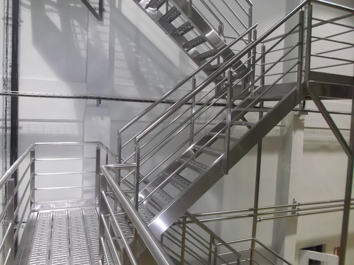 Passarelas e escadas em aço inox